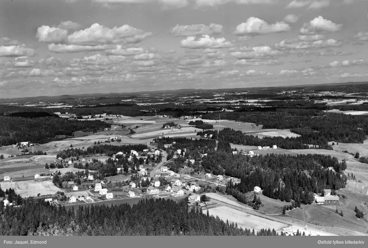 Oversiktsbilde fra Meieribyen i Skiptvet, flyfoto 11. august 1961.
