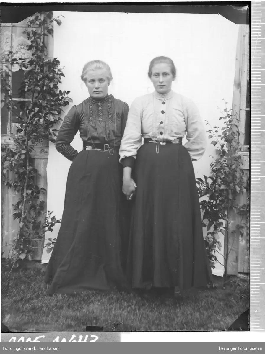 Portrett av to kvinner.