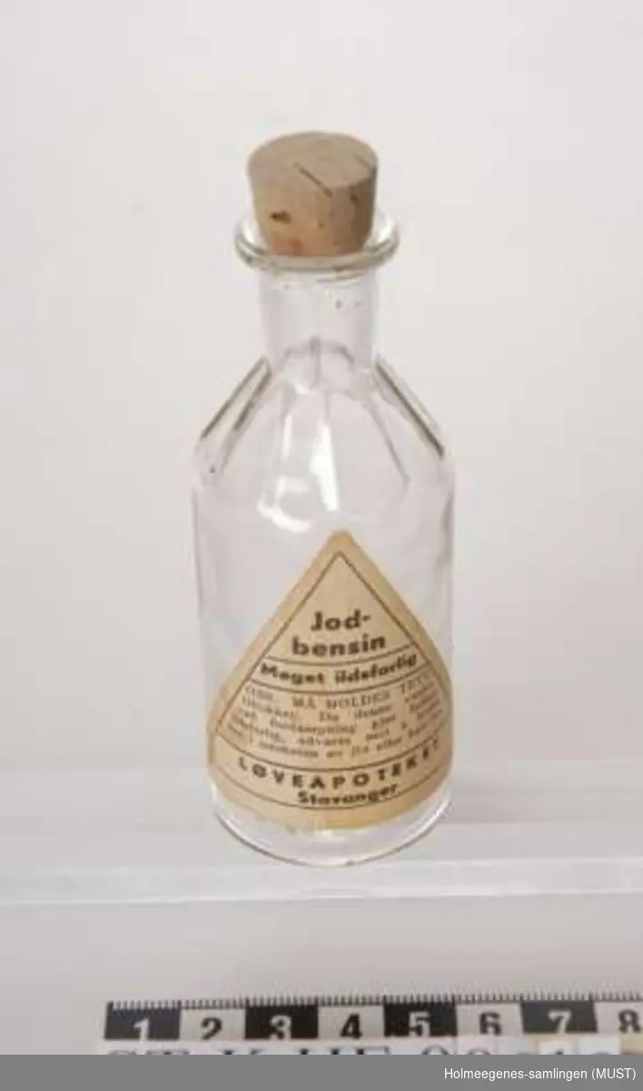 Liten flaske som har inneholdt jodbensin fra Løveapoteket i Stavanger.