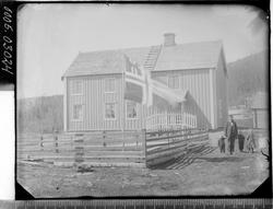 Bygning med et flagg i forgrunnen.