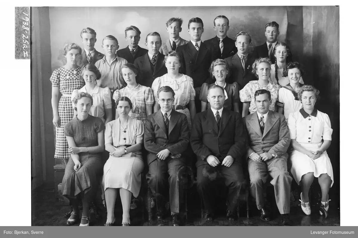 Gruppebilde av Levanger Middelskoles ene avgangsklasse i 1938