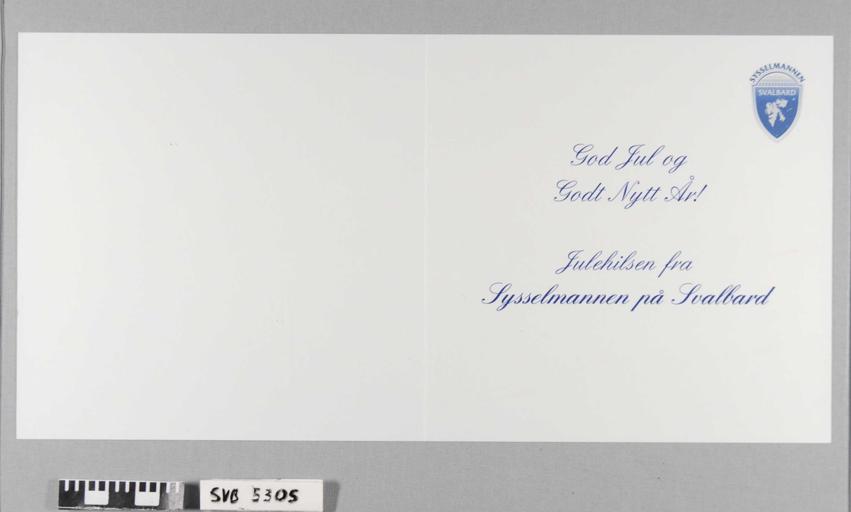 Kort brettet med grafikk på utsiden og trykt tekst og Sysselmannens logo på innsiden.