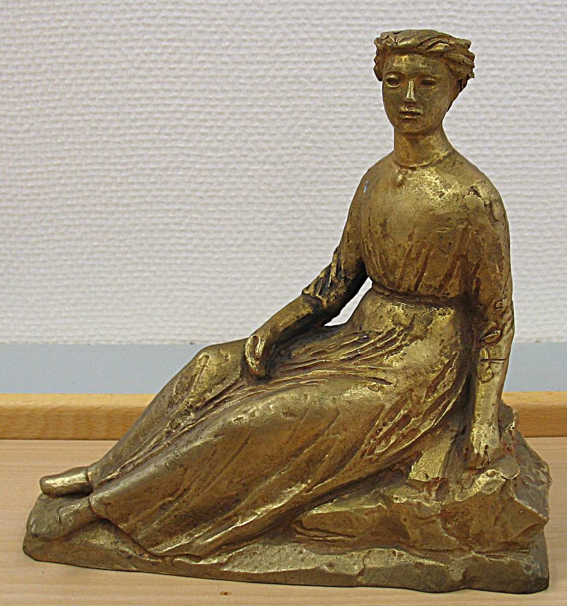 Statyett av Birger Sjöbergs ''Frida''. Statyetten är en förlaga till statyn Frida i Skräckleparken, Vänersborg.

Bilaga VM 17 212
