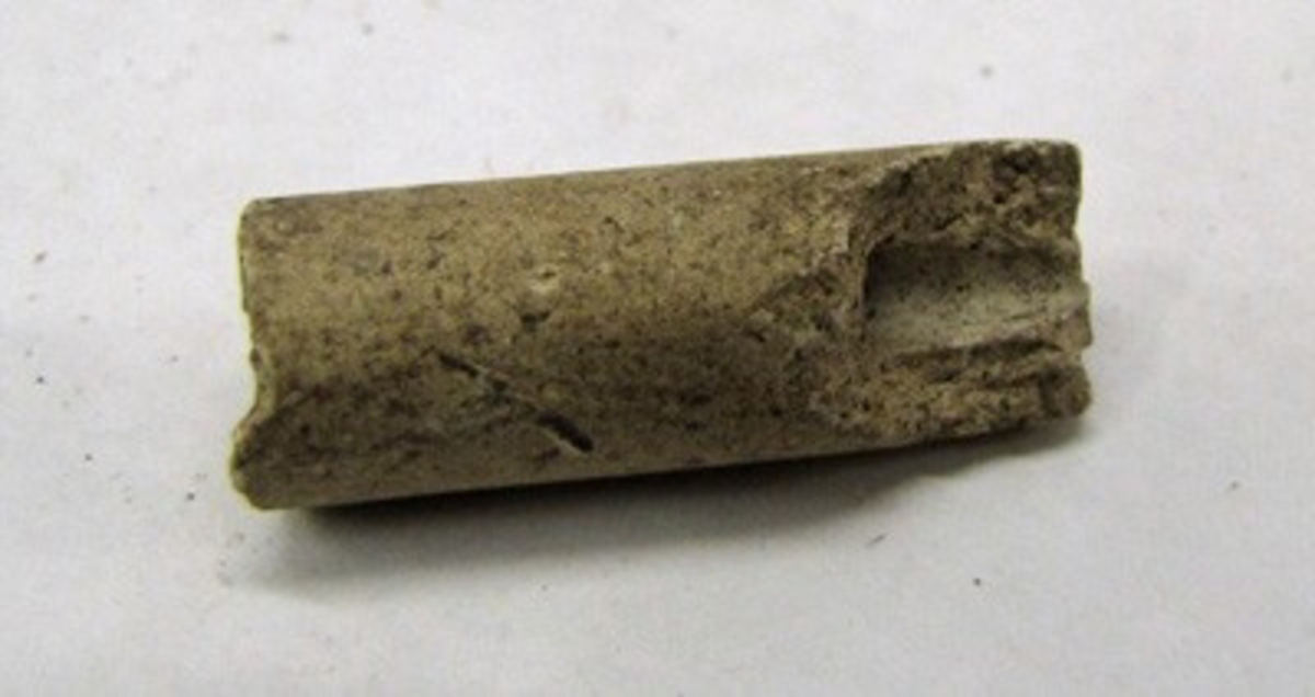 BRÄTTE. LUNDBERG IIIa. En av 28 kritpipsskaft, vit lera.

År 1943 utförde arkeolog Erik B. Lundberg från riksantikvarieämbetet en arkeologisk utgrävning av den forna staden Brätte.