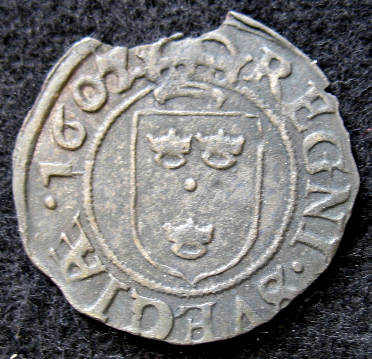 Mynt. Karl IX, ½ öre, 1602, silver, Stockholm.
 

Myntet från Brätte. Funnet tillsammans med mynten 27 530-27 582 inom stadsområdet vid Erik B. Lundbergs utgrävningar 1943.