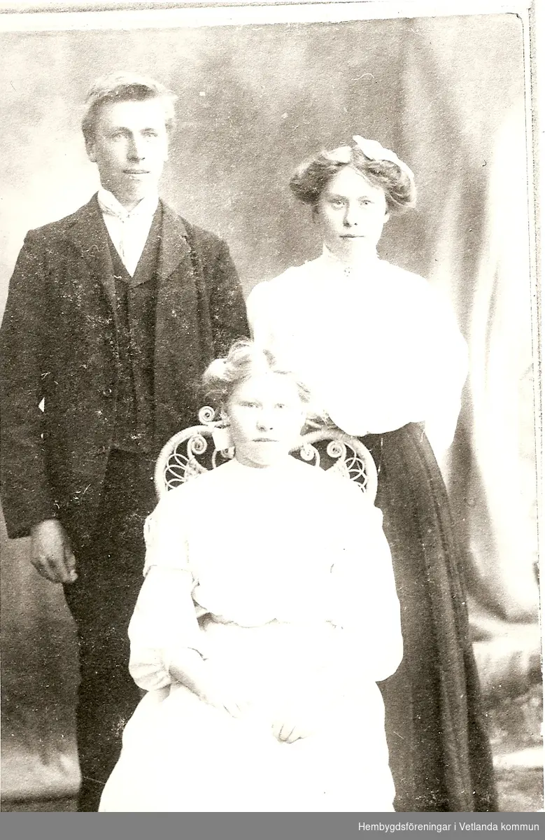 Syskonen Petrus Andersson (Hultgren) och Signe Andersson, den tredje heter enligt notering Tilda, eventuellt deras äldsta syster Mina Mathilda Julia som kallades Tilda. 

Fröderyds Hembygdsförening