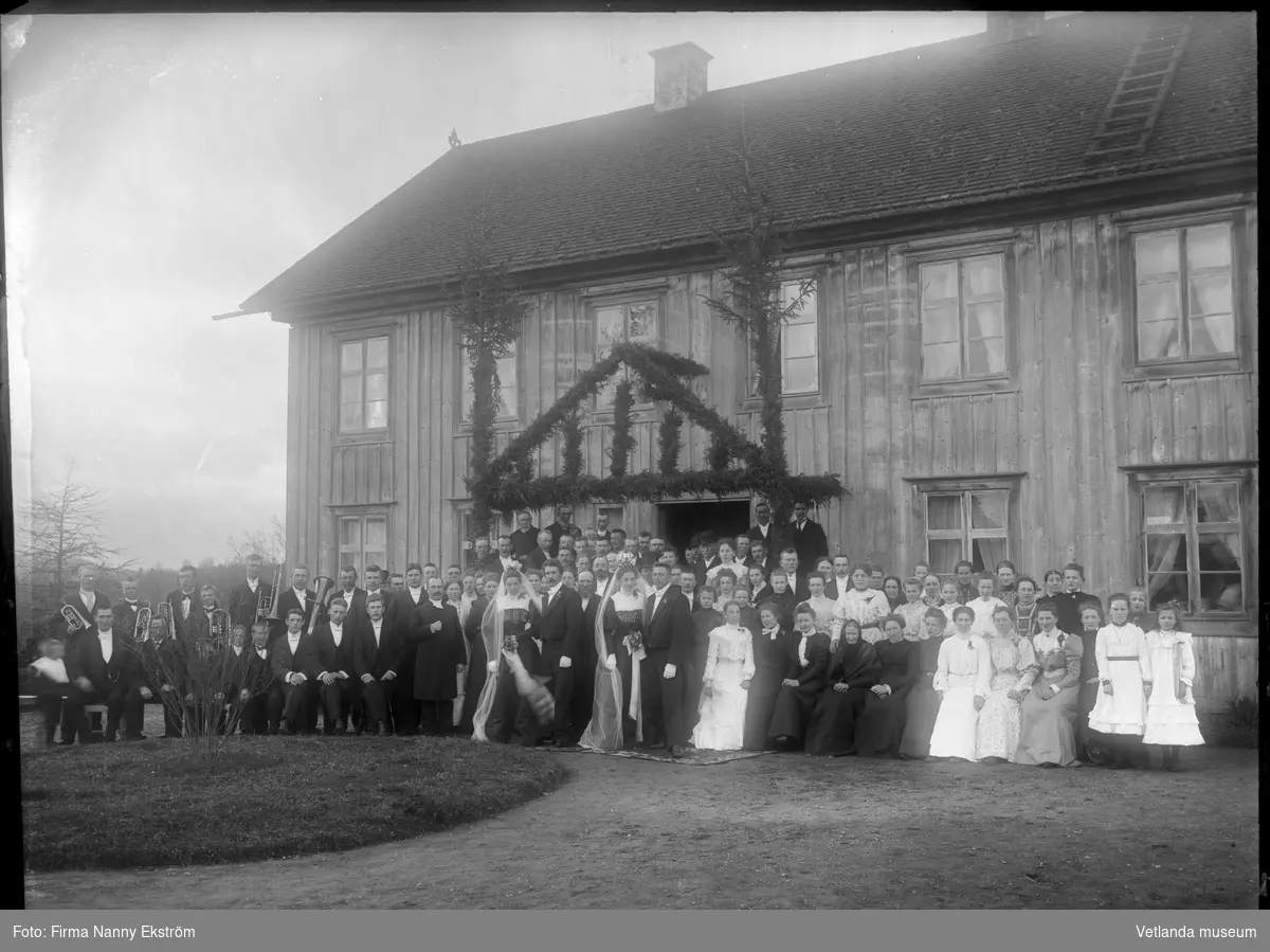 Ett dubbelbröllop 1905 i Nybygget Skirö. Selma Jonsson gifte sig med Filip Jonsson från Fröreda i Järeda socken och hennes syster Hanna Jonsson med Karl Konrad Johansson (1875-1935) från Kråketorp firade bröllopet hemma i föräldrahemmet. Hanna och Karl Bosatte sig i Rudu Skirö och fick en son och en dotter.