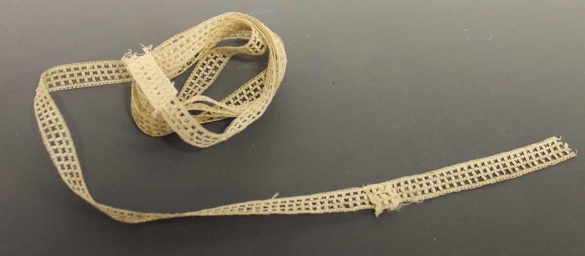 Smal maskinblonde med jevn hullet mønstring.