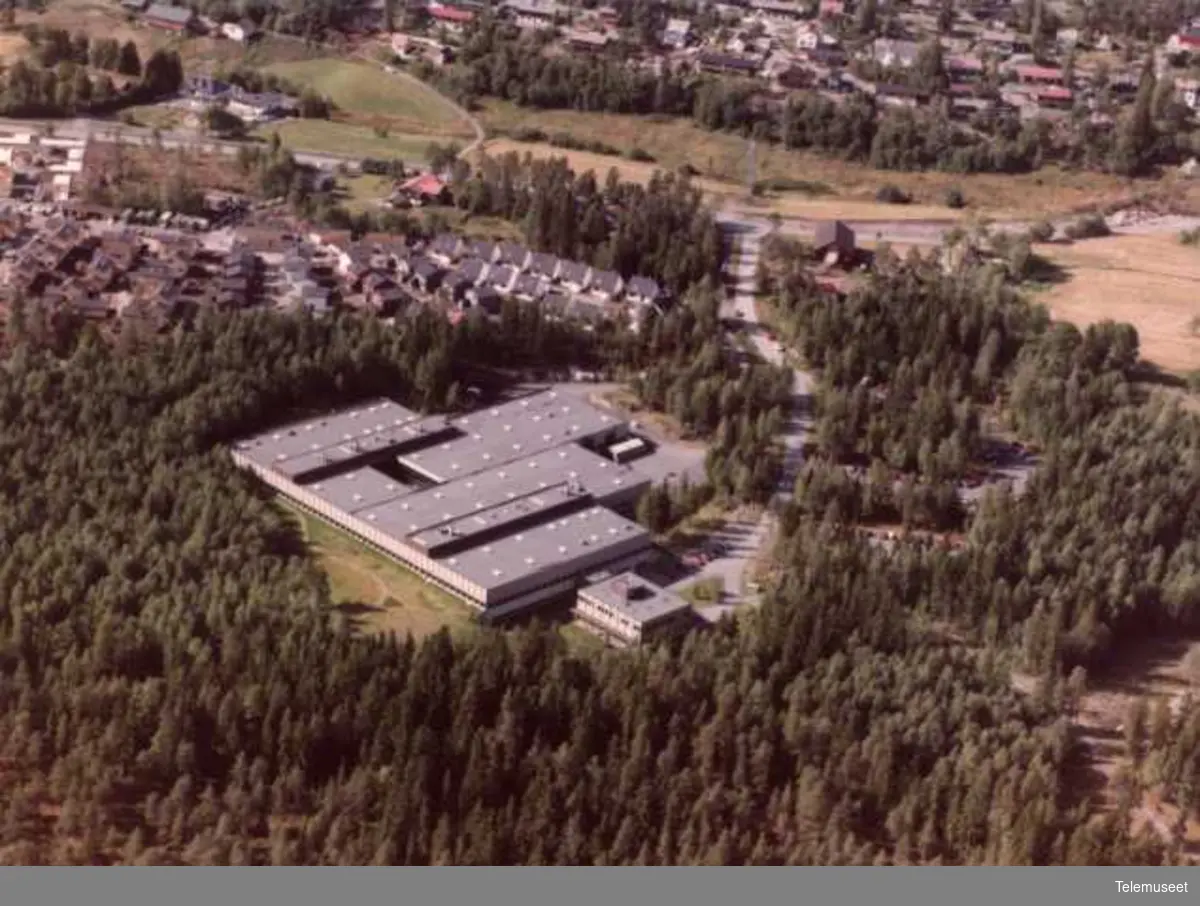 Elektrisk Bureau Bygninger, delefabrikken på Lørenskog, bygd 1978-79 for bl.a. plaststøping til telefoner
