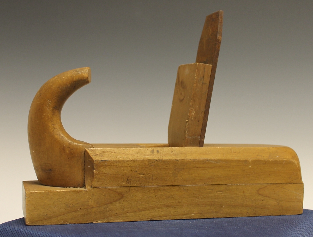 Form: høvelstokk med  horn, høveljern, kile, sponhus