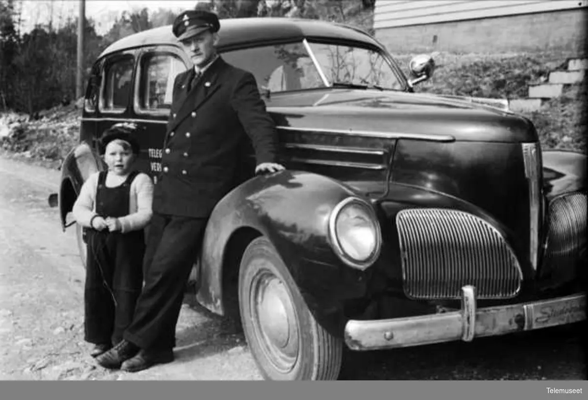 DBH og FF på Florvåg kai, bilmerke Studebaker 1939, modell Commander eller President