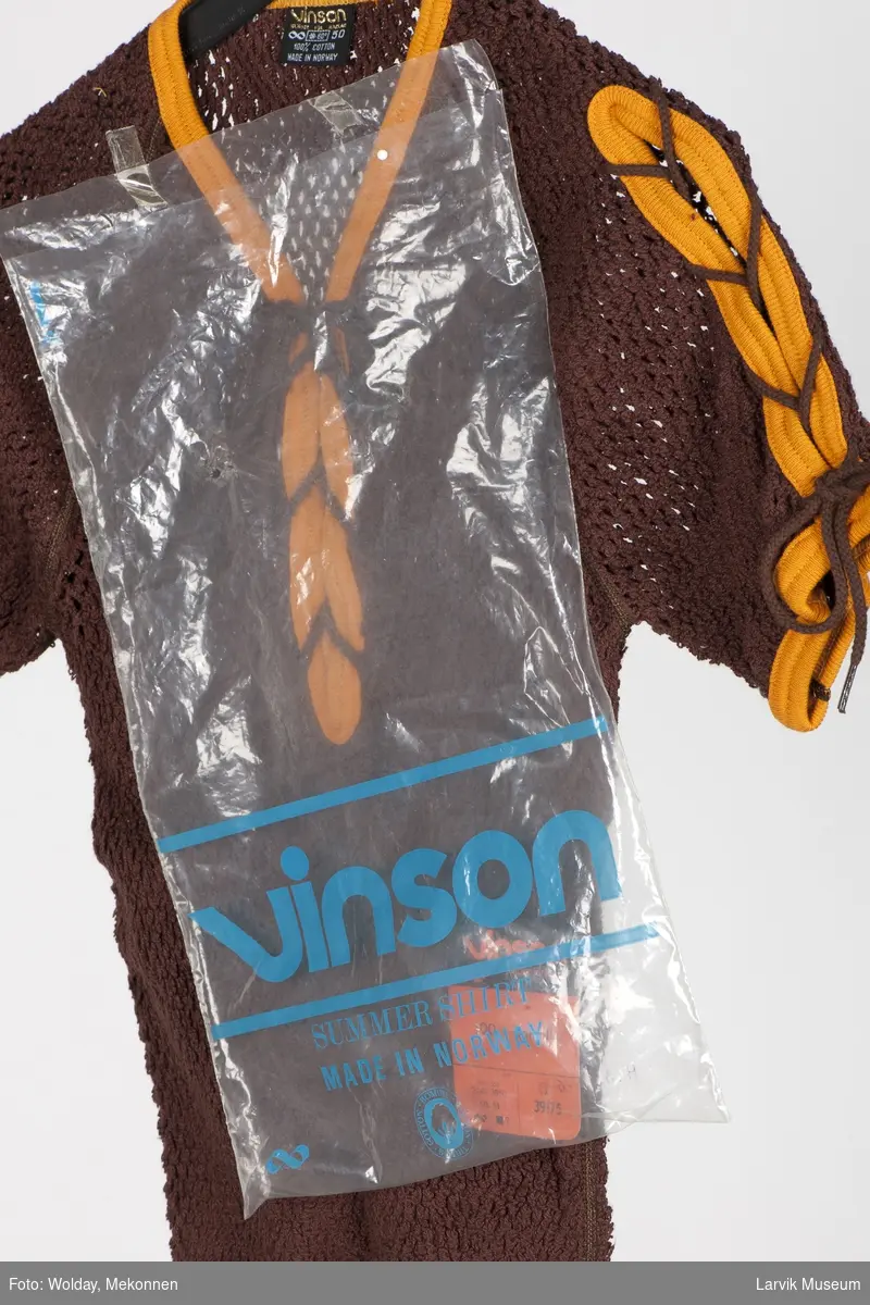 2 stk.T-shirt med kort arm, brun og orange med snøring foran, stormasket. Størrelse 50 Ligger i plastpose. Etikett på plagget med logo og produktbeskrivelse
