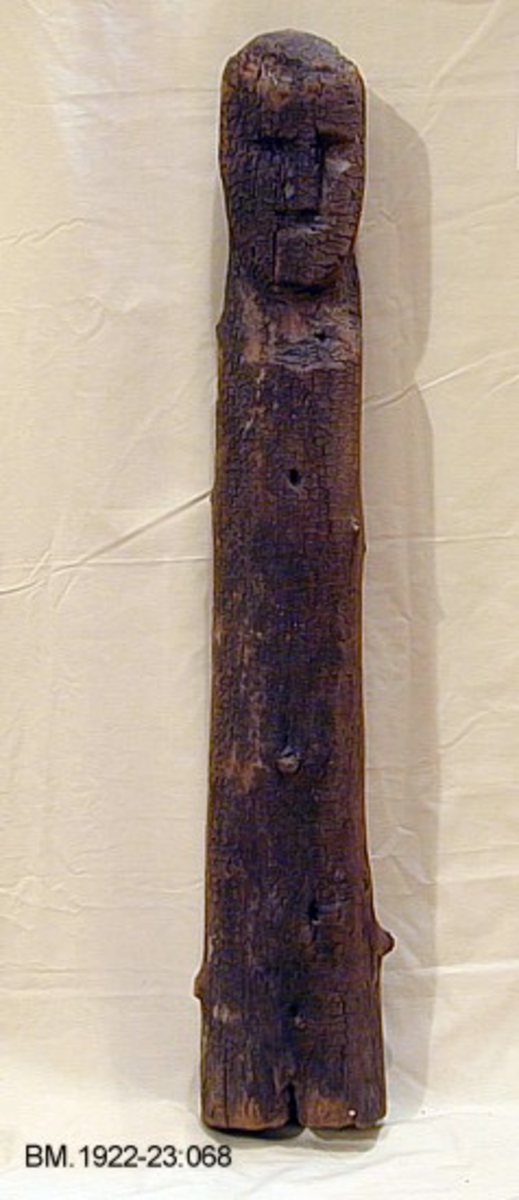 Form: Trestokk forma som menneskelignende figur. Tolket som gudebilde eller husgud. Har fått navnet "Flotubuguden" etter funnstedet.
