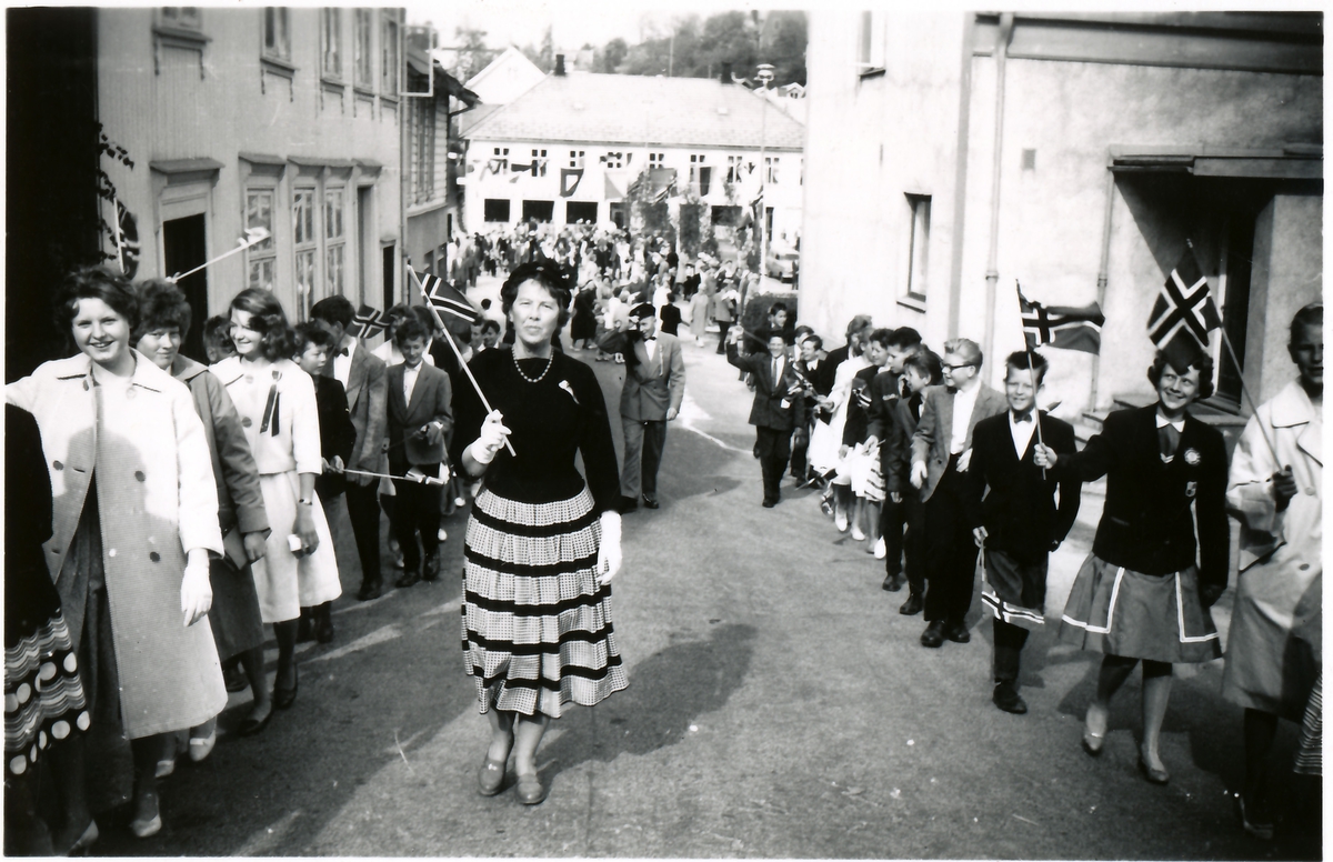 Hjørdis Stenvold i tog med Brevik folkeskole, 17. mai