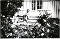 Hjørdis Stenvold utenfor huset sitt i Bjørkegt. 6 på Øya, Br