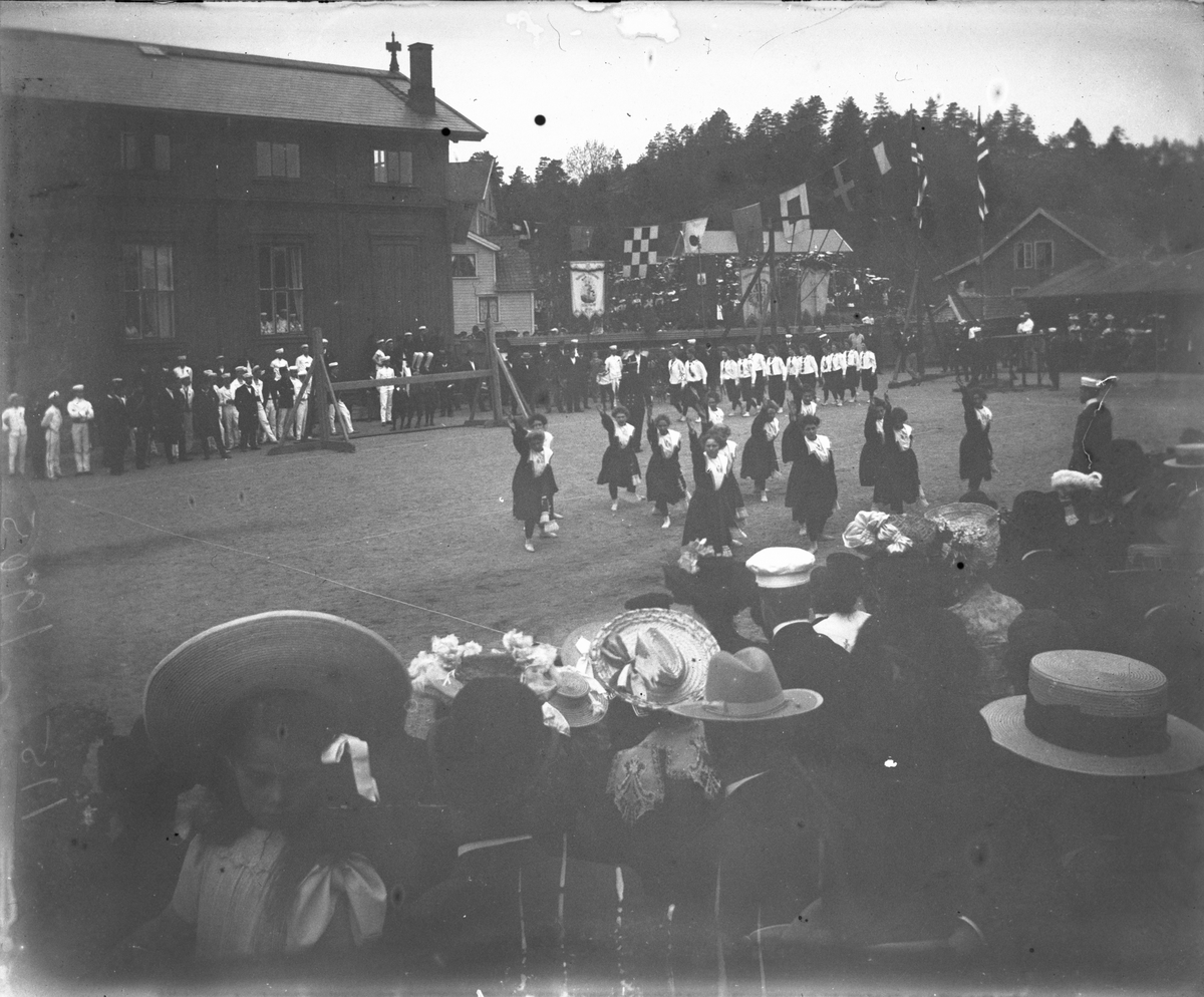 Turnfest 1905, turnoppvisning på Middelskoletomta. Kragerø