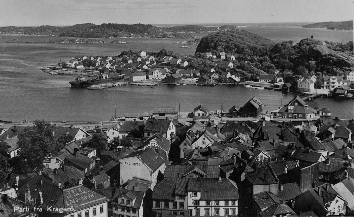 Ser bebyggelsen i Kragerø sentrum mot Øya med Skåtøy i bakgrunnen