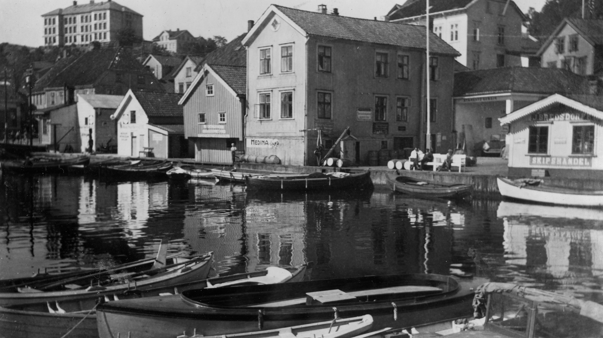 Bredsdorffs brygge sett fra sjøen, Kragerø. 1935.