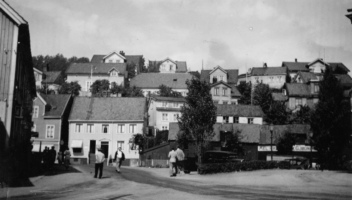 Jernbanetorget. 1937. Butikken og boddene til With.