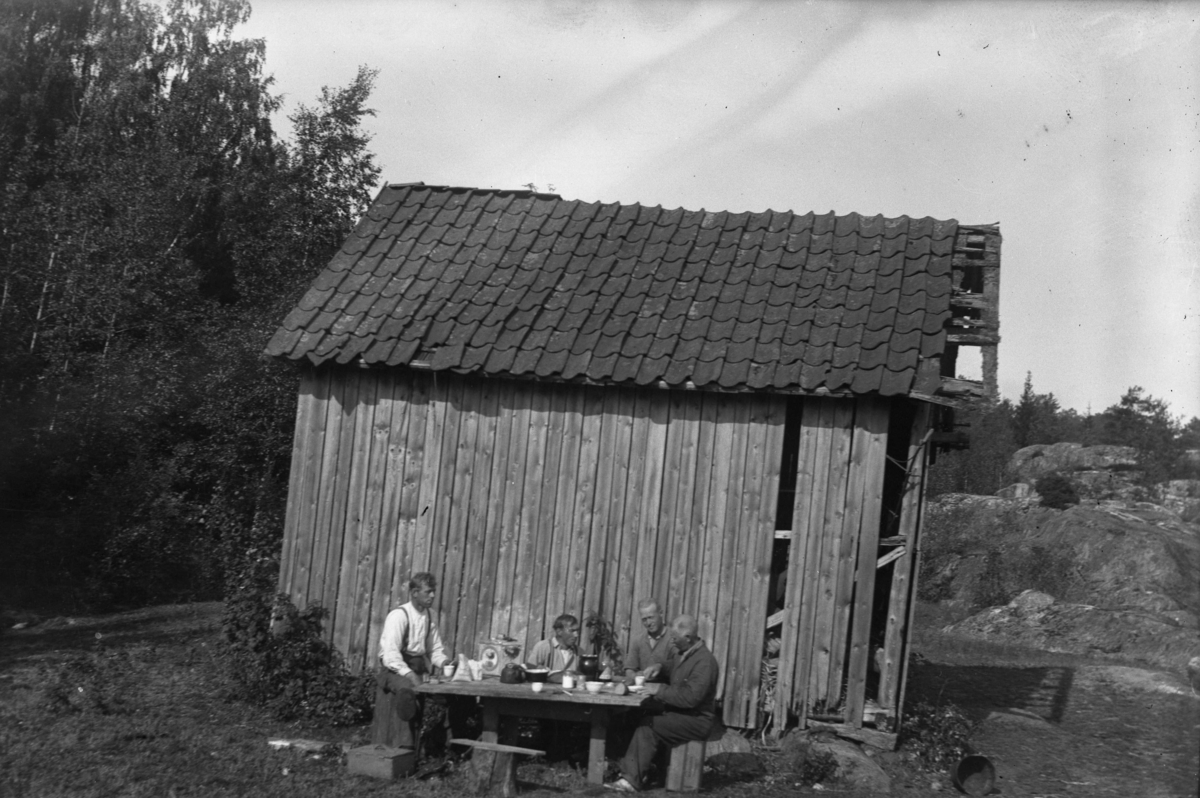 Funkisen, Langholmen, Stølefjorden. Nils Oscar Nilsen,  Arne Nilsen med flere har spisepause. Ca. 1904