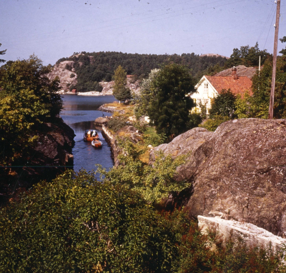 Eidskilkanalen, Kragerø, sett fra brua. Båter på tur,  ca. 1970.