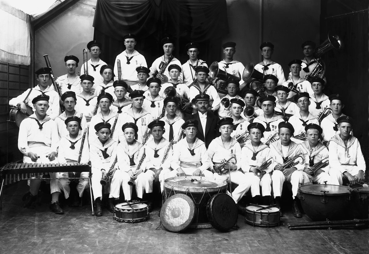Musikkorpset Thomassens Gutter i R. Nyblins atelier.