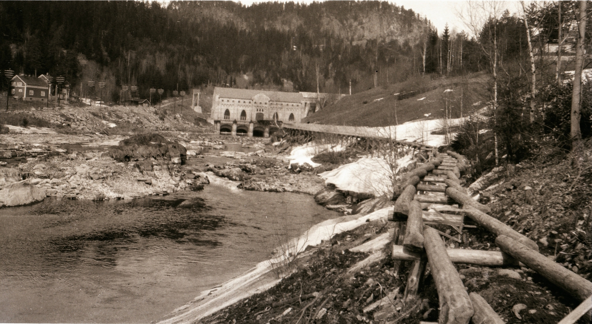 Lienfoss tømmerrenne? Lienfos kraftanlegg i bakgrunnen