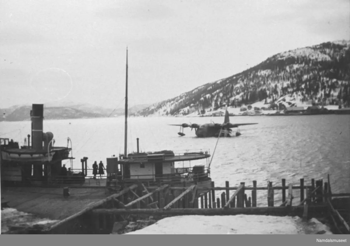 Namsos havn. Søndag den 14. april 1940 kom det første engelske Sunderlandfly til Namsos. Flyet var bemannet med bl.a. Oberst Peter Flemming og Kaptein Martin Lindsay.