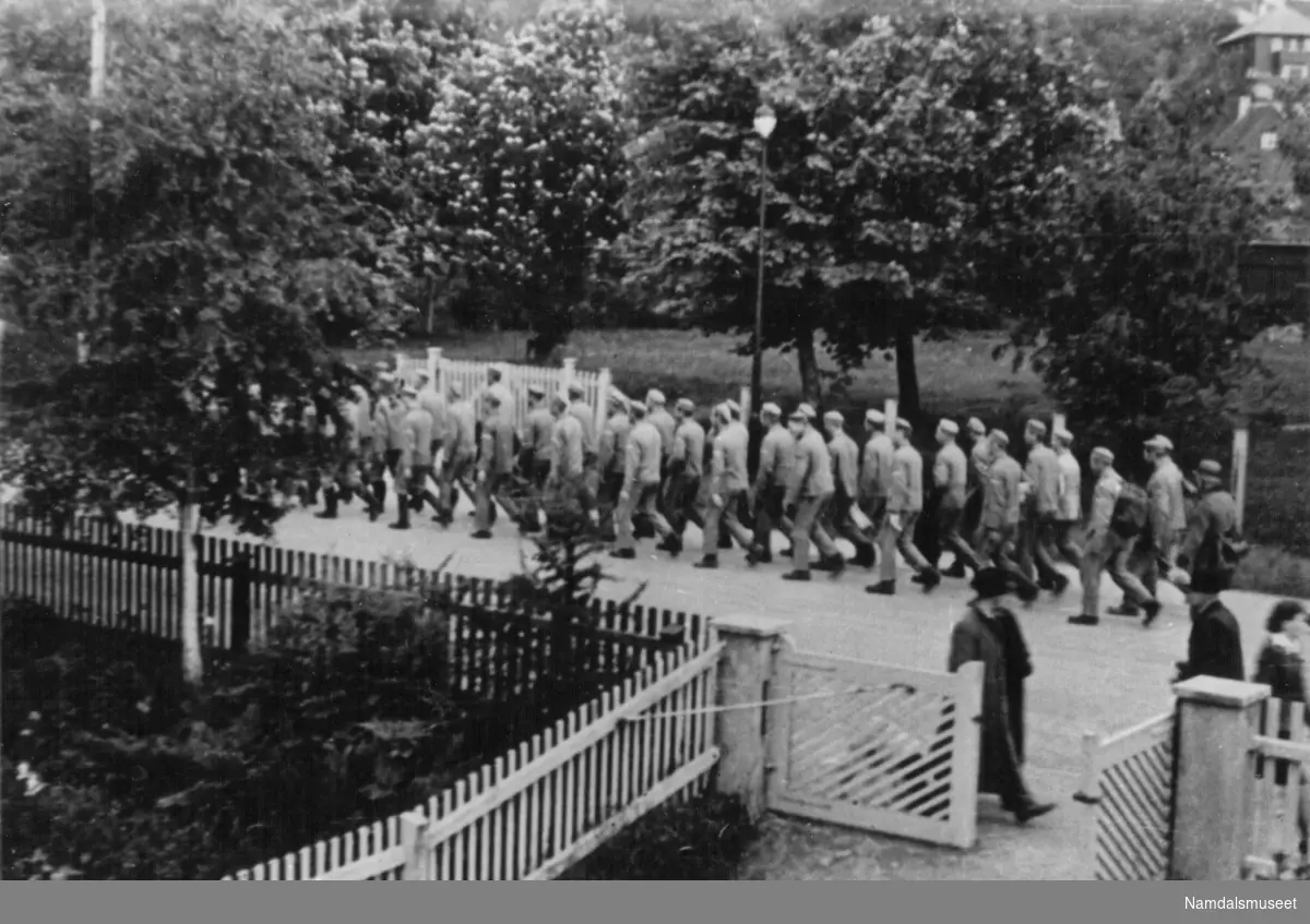 Russiske krigsfanger på marsj i en Namsosgt. Tyske soldater passer på -- snikbilde.