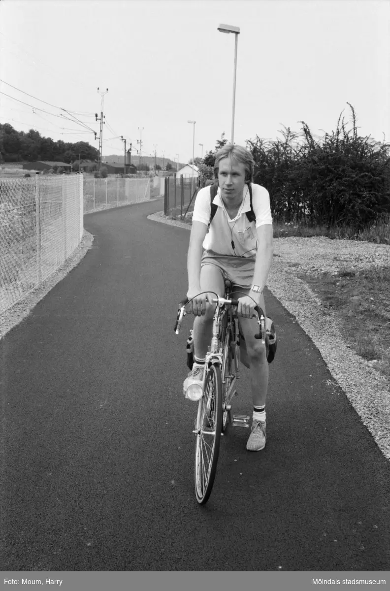 Ny cykelbana mellan Rävekärr och Kållered, år 1984. "Magnus Björklund från Kållered tycker att GCM vägen är bra. Om kommunen ville se över sikten på en del av den gamla sträckan i Rävekärr blir han nöjd."

För mer information om bilden se under tilläggsinformation.
