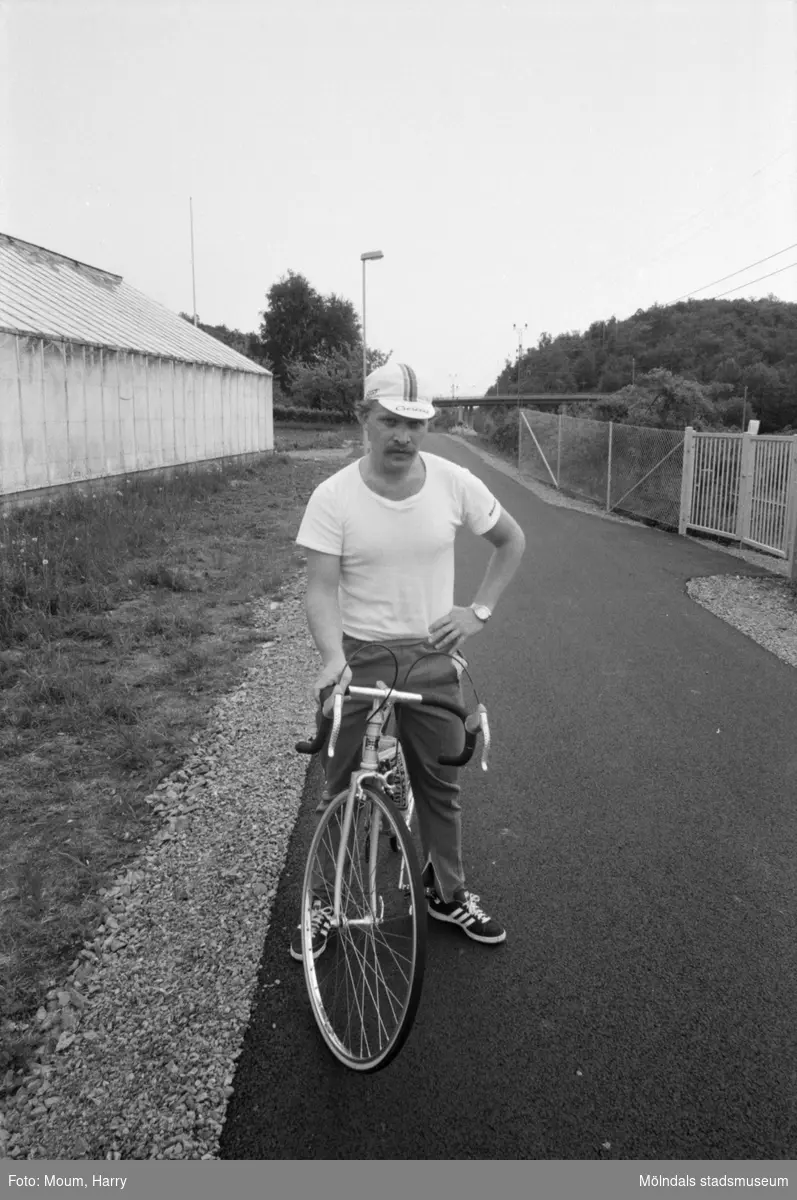 Ny cykelbana mellan Rävekärr och Kållered, år 1984. "Lars Tallnes från Mölndal, tycker det är fint med den nya banan.
- Bilar visar för lite hänsyn på de vanliga vägarna. Det är toppen att cykla. Jag kör rundan Pripps-Kållered två gånger per dag."

För mer information om bilden se under tilläggsinformation.