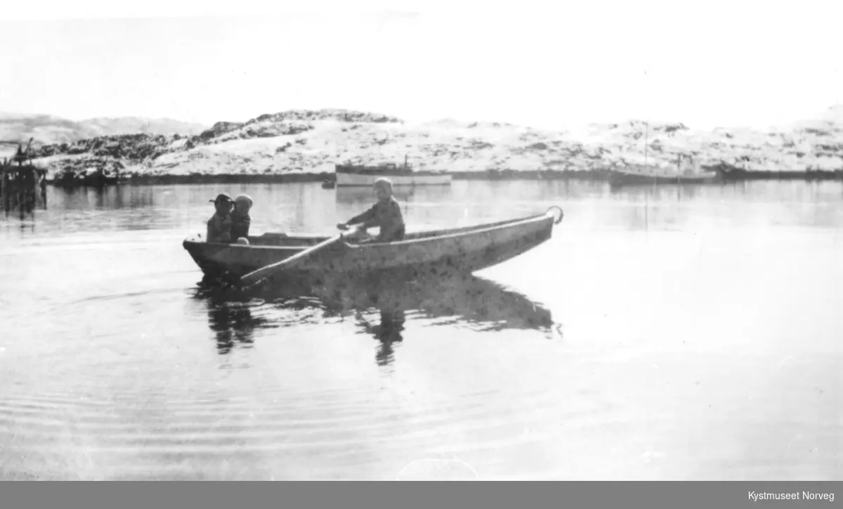 Ukjente barn i robåt på Skei i Leka