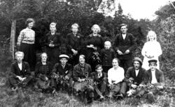 Ungdommer, Skage. Foran fra venstre : Gustav Skagemo, Oline 