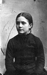 Ukjent jente i svart kjole