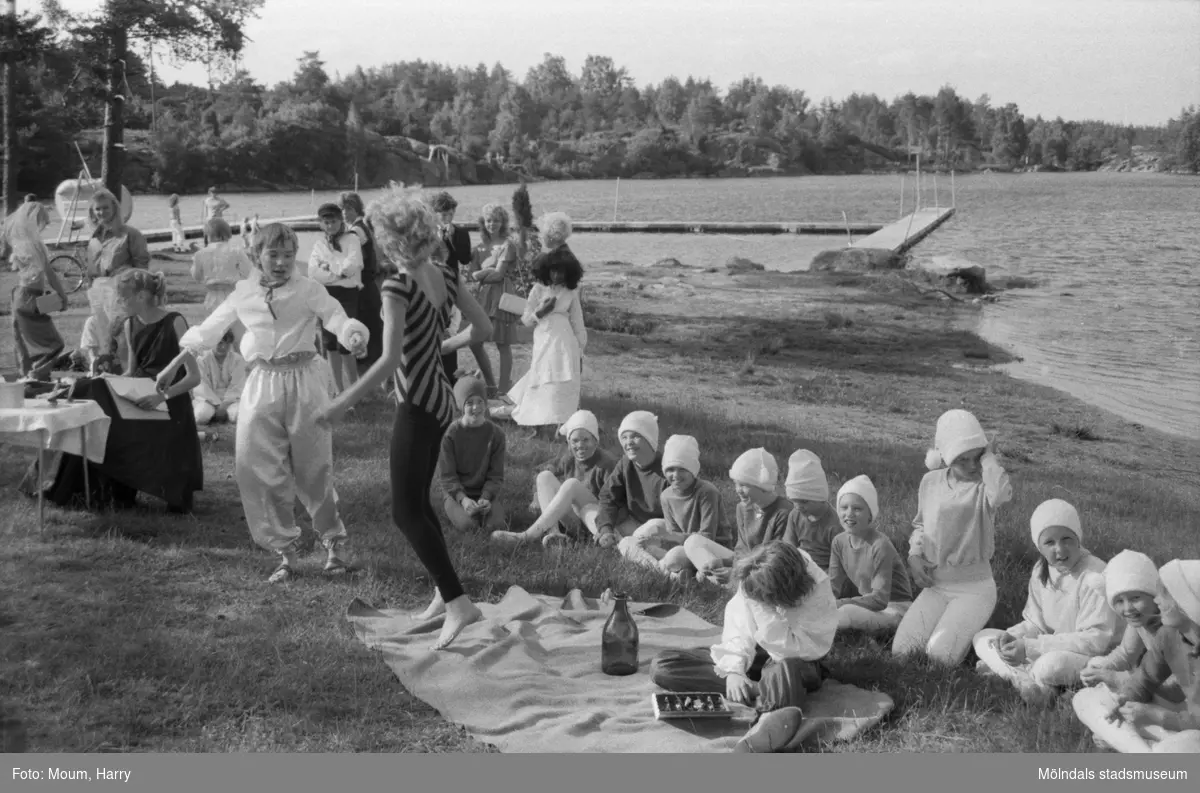 Teaterföreställning med Lindome judoklubb vid Barnsjön i Lindome, år 1984. "Sol, sommar och teater vid Barnsjön."

För mer information om bilden se under tilläggsinformation.