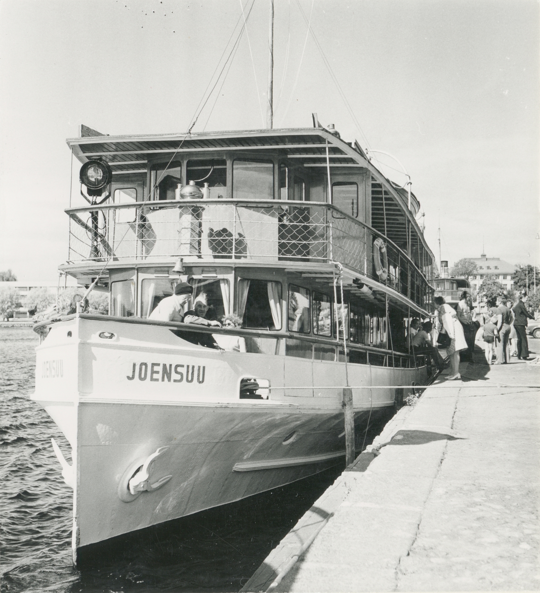 Foto i svartvitt visamde passagerarångfartyget Joensuu av Savonlinna. Juli 1973.