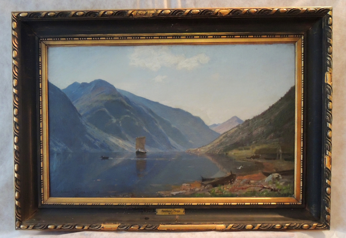 Fjord, fjell og båter.