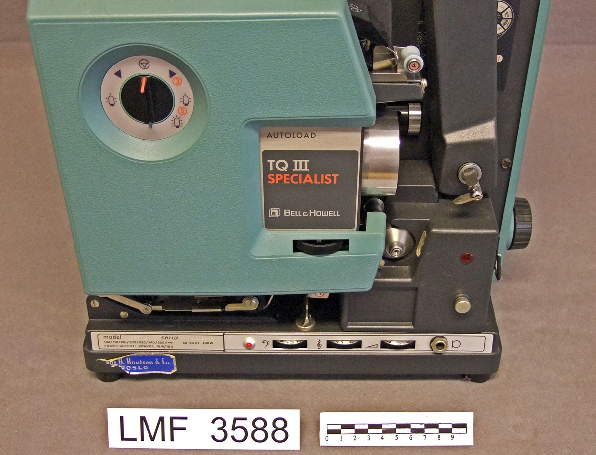 Filmframviser som er beregnet på 16mm film.
Denne filmframviseren har en tilhørende, ekstern lydenhet som kan festes på framviseren v/transport.
Det er 5 tilhørende, tomme filmruller i 4 ulike størrelser.