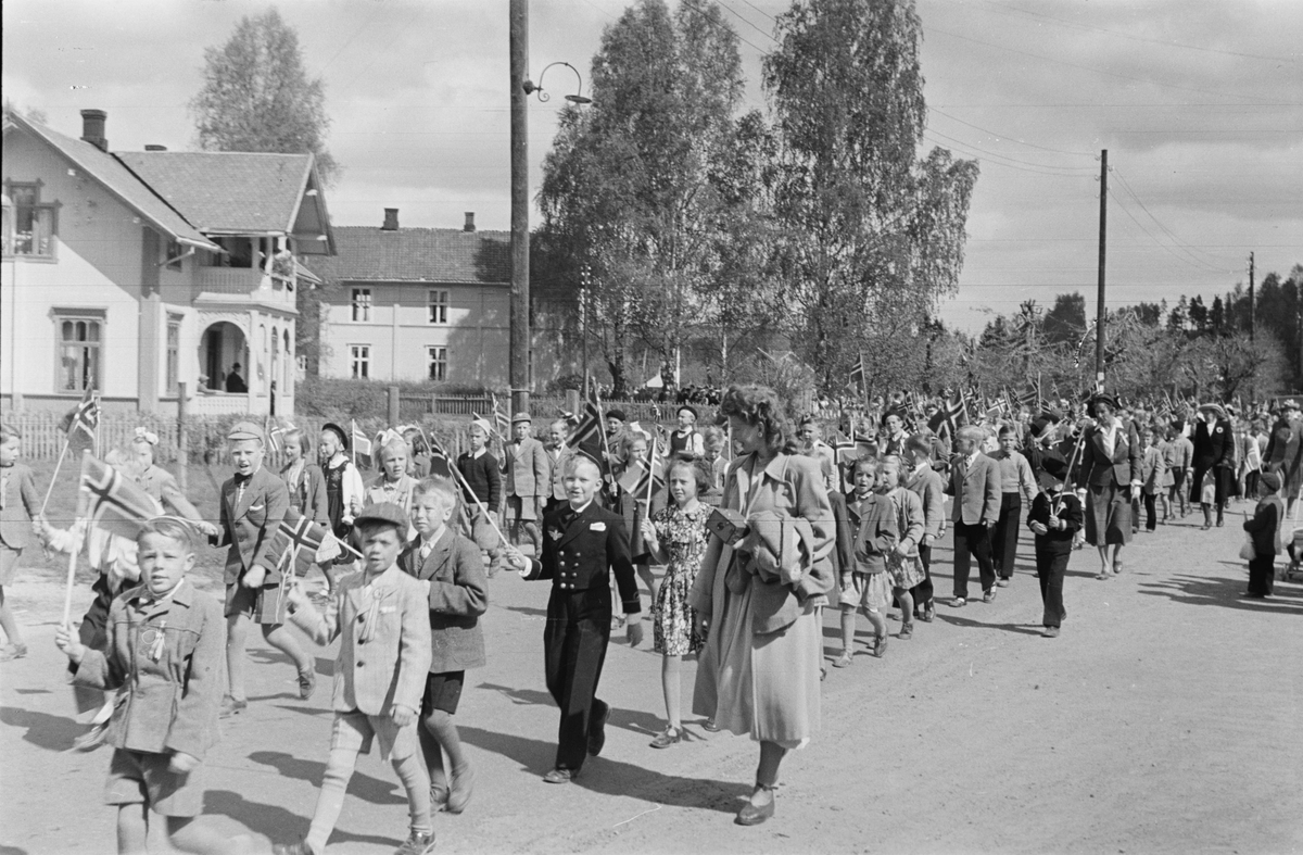 17. mai. Elverum.  1950.  Folketog, Trysilvegen. 