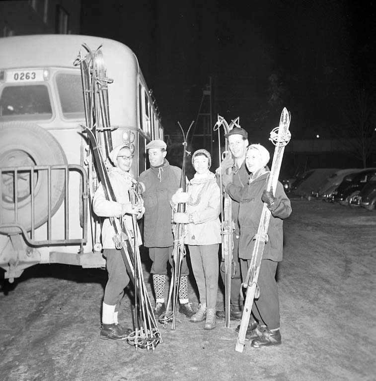 Enligt notering: "Skidutflykt med buss från arbetsförmedlingen TARSAN med flera 18/1 1961".