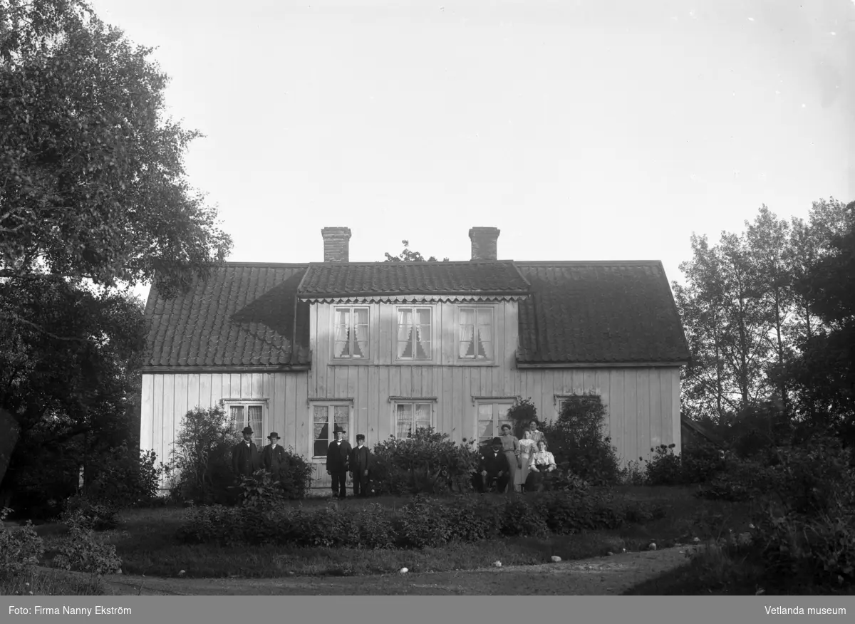 Nilsgården (Berga) i Sandåkra. Framför huset står Carl Petter Karlsson och hustrun Matilda Sofia Johansdotter med familj.