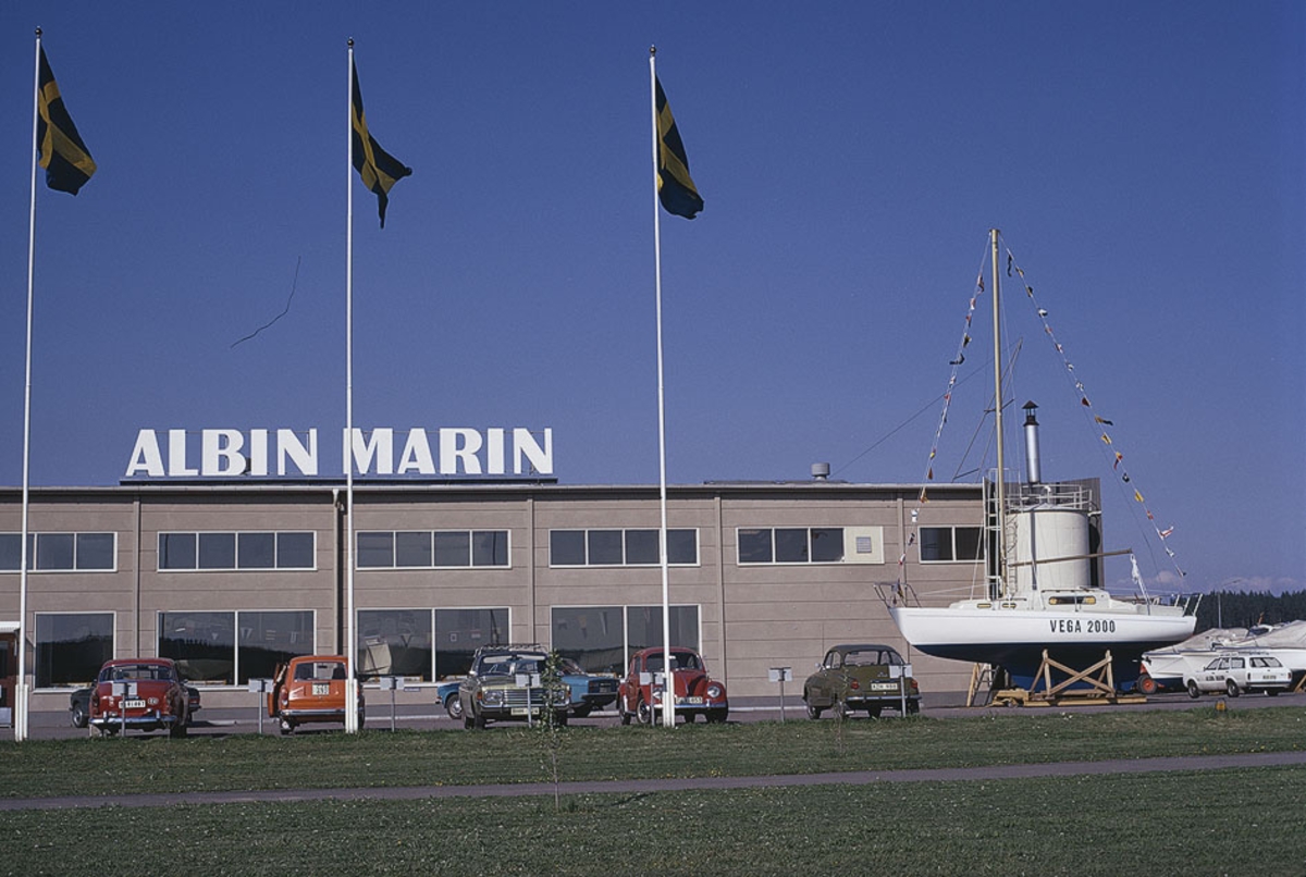 Albin Vega nummer 2000 utanför Albin Marins monteringsfabrik i Kristinehamn.