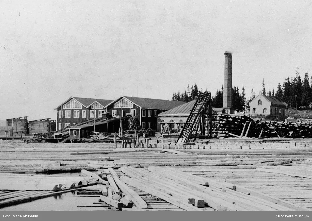 Hofvids ångsågverk, anlagt 1882-1883. Före ombyggnaden 1920. En helbild samt två delförstoringar.