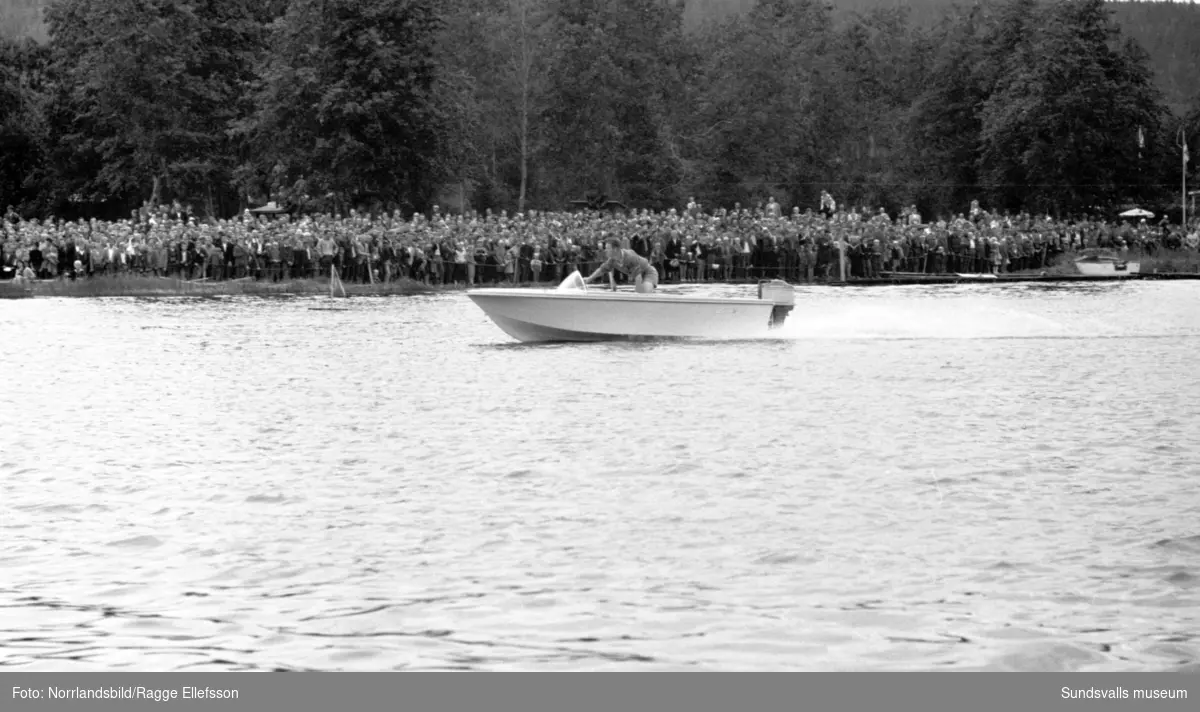 Båtracingtävlingar på Bergsåkerssjön drog storpublik sommaren 1960.
