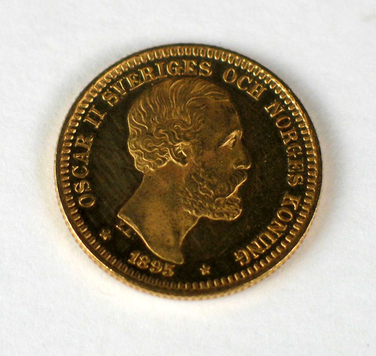En 20-krone i gull med Oscar II's portrett.