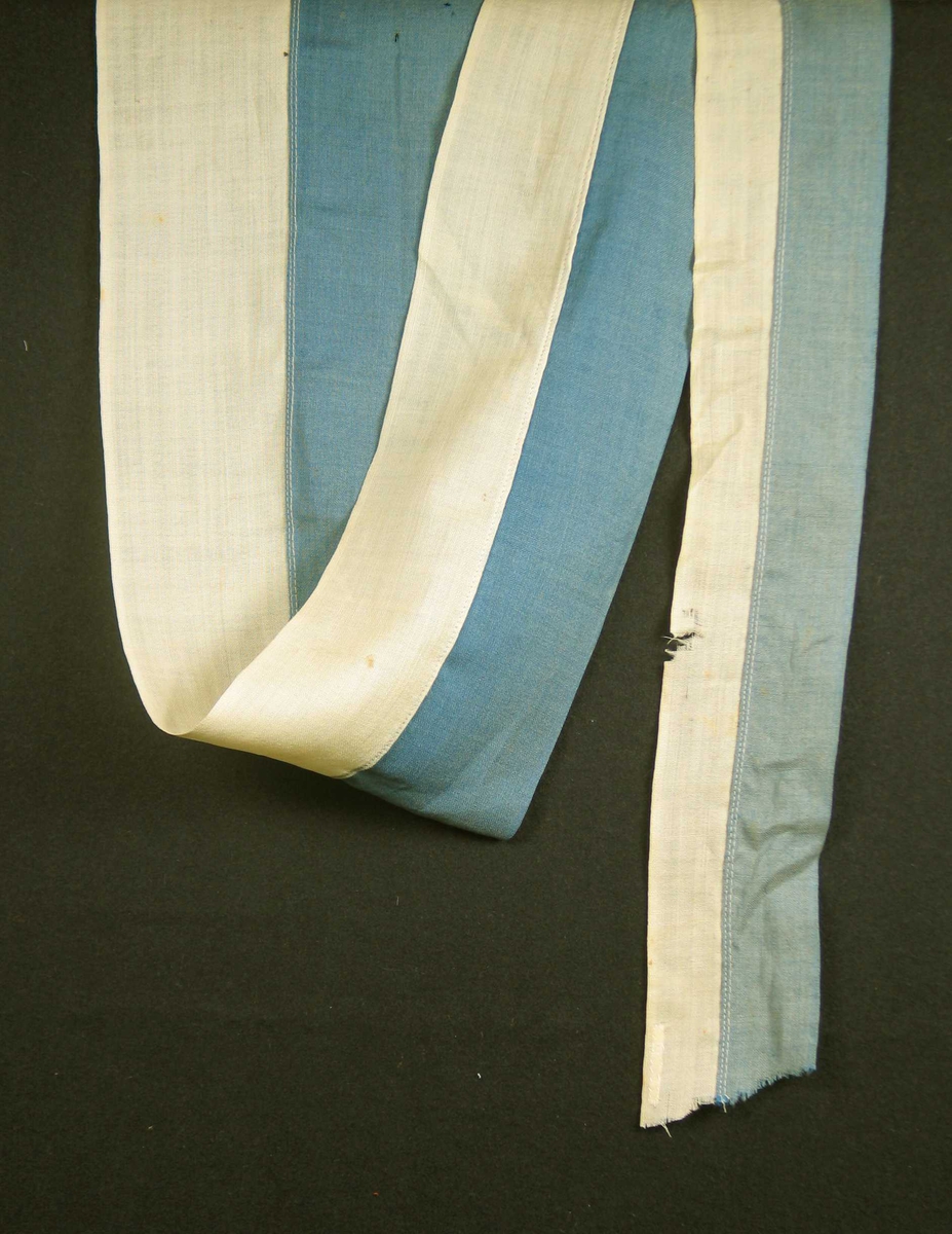 Svensk vimpel sydd sammen av to lengder: blått og gult. Vimpelen er naglet til en trestav i den bredeste enden.