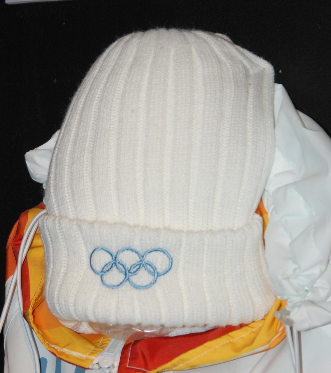Hvit lue med blåe broderte olympiske ringer.