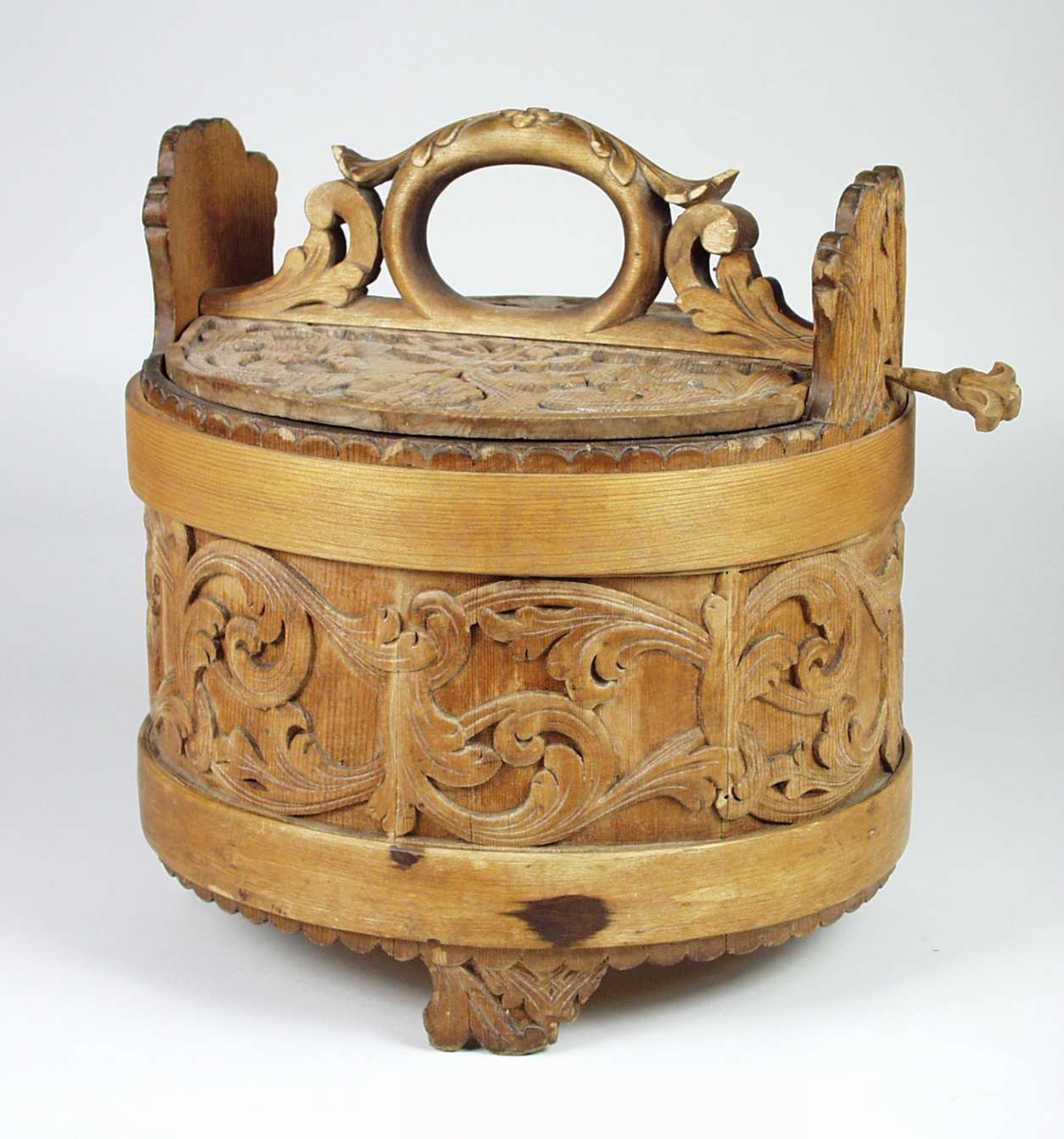 Ambaren er lagget av åtte staver. Tre av dem er forlenget til bein og to til ører. Beina og ørene har skårne akantuspalmetter og rundt ambaren er det skåret en akantusranke. Gjordene er flate. Den øverste er sekundær. Lokket er laget av ett trestykke påsatt håndtak. Rik akantusskurd med blomster på lokket med gjennombrutt skurd på håndtaket. Lokket er nedfelt i ambaren.