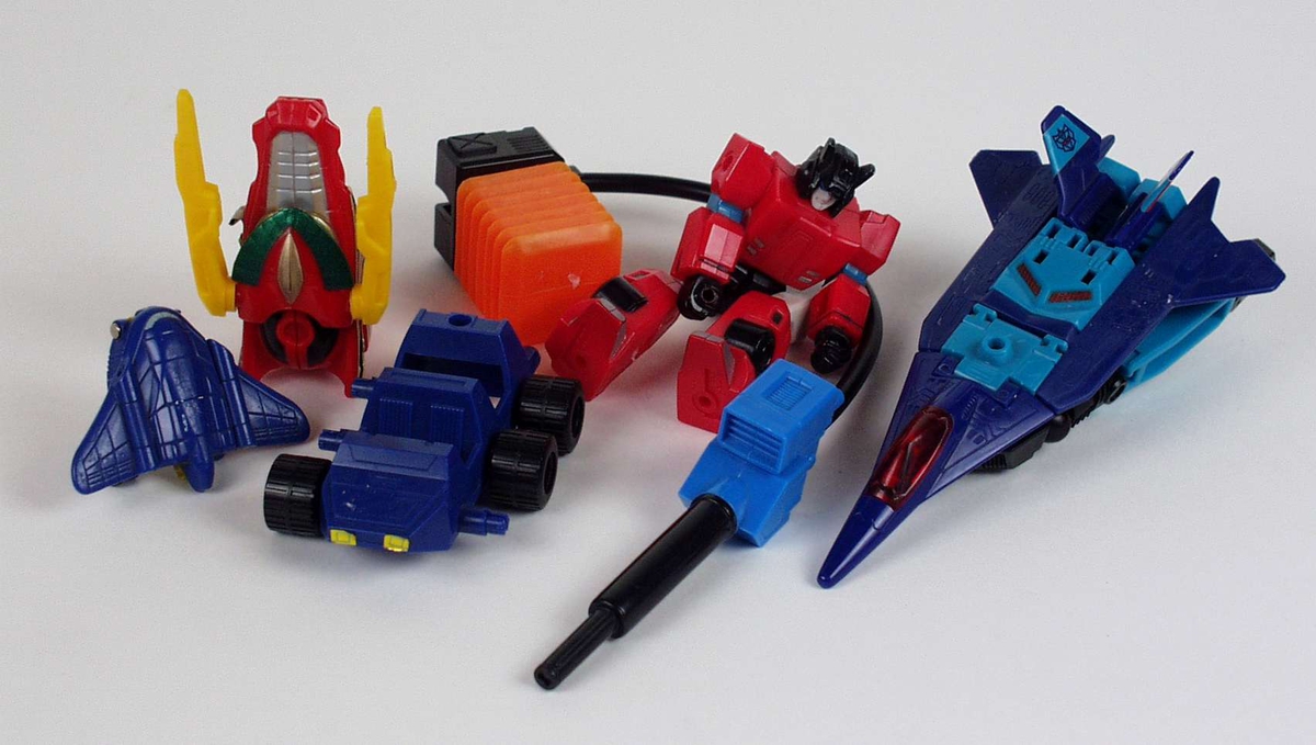 Leker, byggesett og deler av byggesett kalt transformers laget i plast. Det er actionfigurer og romskip i ulike utførelser.