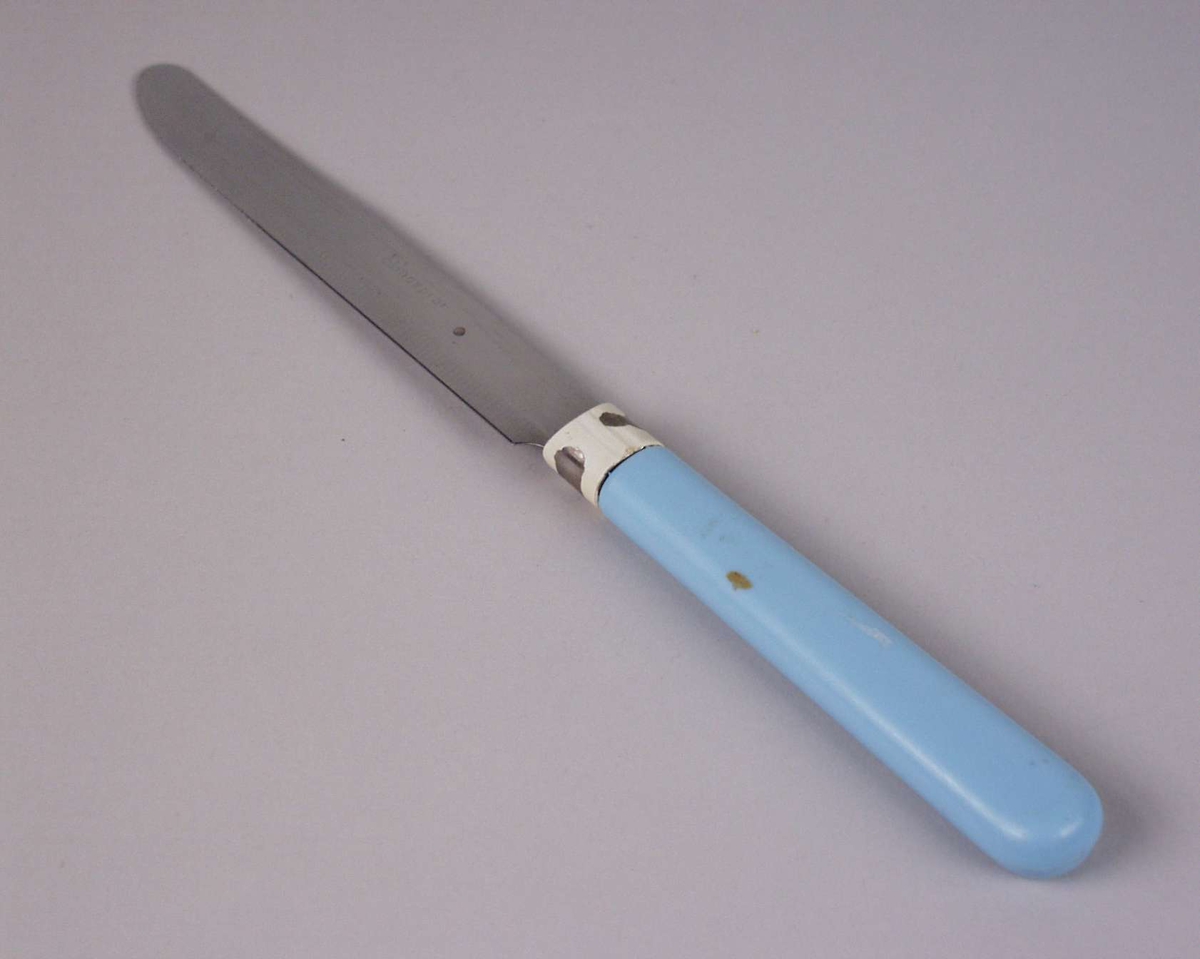 Seks kniver i stål med blått skaft i plast. Sølvfarget belegg er delvis skallet av.